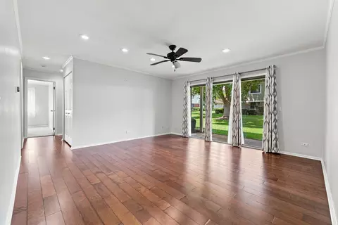 Living - 586 Williamsburg Ct #A1, Wheeling, IL 60090 photo 1 of 3