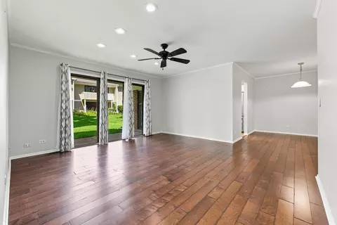 Living - 586 Williamsburg Ct #A1, Wheeling, IL 60090 photo 3 of 3