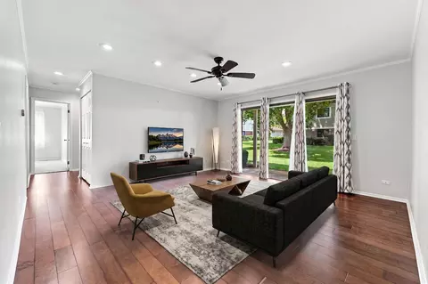 Living - 586 Williamsburg Ct #A1, Wheeling, IL 60090 photo 2 of 3