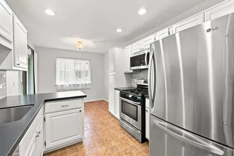 Kitchen - 586 Williamsburg Ct #A1, Wheeling, IL 60090 photo 2 of 5