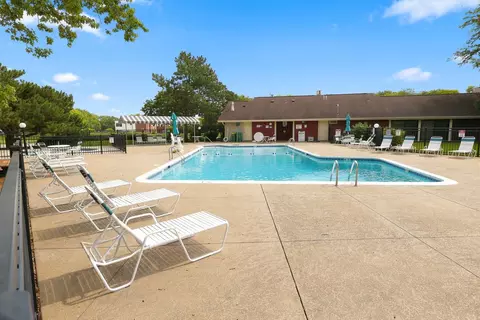 Exterior - 586 Williamsburg Ct #A1, Wheeling, IL 60090 photo 5 of 6