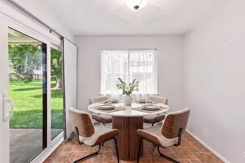 Dining - 586 Williamsburg Ct #A1, Wheeling, IL 60090 photo 1 of 1