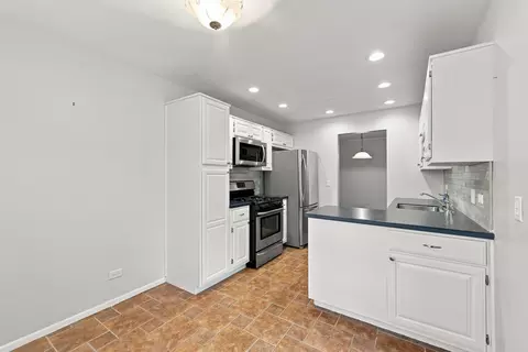 Kitchen - 586 Williamsburg Ct #A1, Wheeling, IL 60090 photo 4 of 5