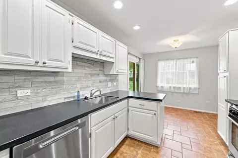 Kitchen - 586 Williamsburg Ct #A1, Wheeling, IL 60090 photo 3 of 5