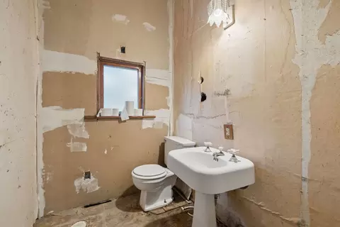 Bath - 14925 S Bartlett Ave, Plainfield, IL 60544 photo 1 of 2
