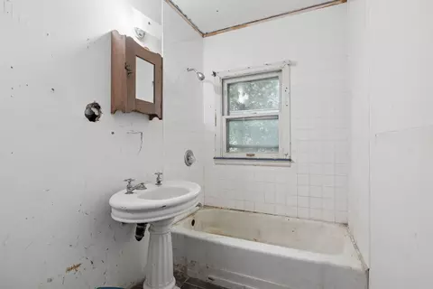 Bath - 14925 S Bartlett Ave, Plainfield, IL 60544 photo 2 of 2
