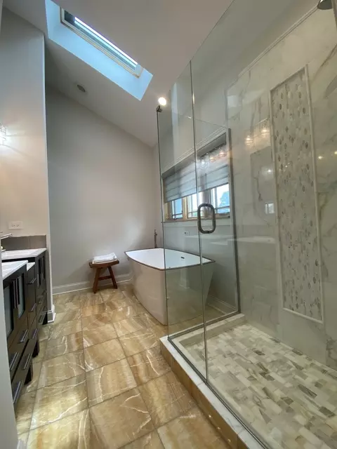 Bath - 1052 Margret St, Des Plaines, IL 60016 photo 3 of 9