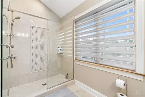 Bath - 1052 Margret St, Des Plaines, IL 60016 photo 9 of 9