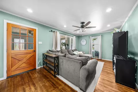 Entry Way - 420 E Hitt St, Mount Morris, IL 61054 photo 1 of 5