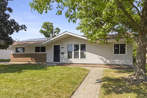 52 Beacon Ave, Romeoville, IL 60446