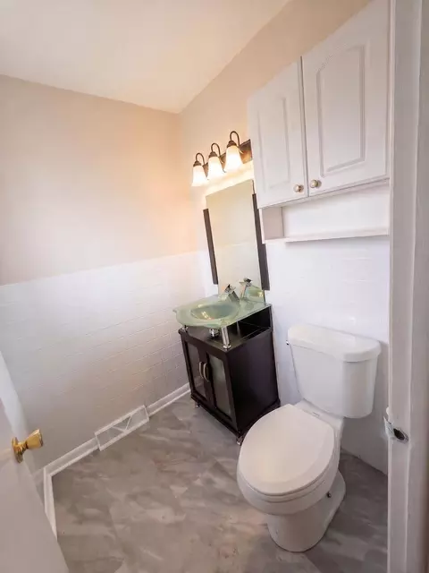 Bath - 270 N Dover Ln, Des Plaines, IL 60018 photo 2 of 4