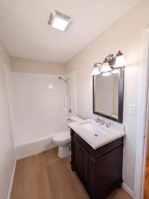 Bath - 270 N Dover Ln, Des Plaines, IL 60018 photo 4 of 4