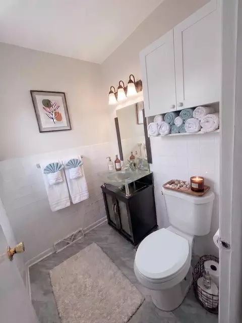 Bath - 270 N Dover Ln, Des Plaines, IL 60018 photo 1 of 4