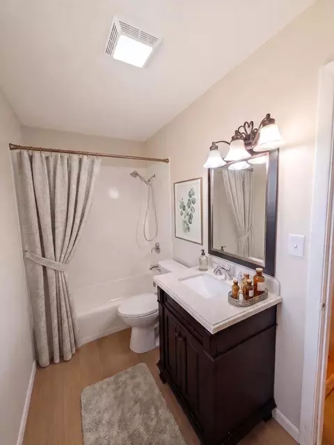 Bath - 270 N Dover Ln, Des Plaines, IL 60018 photo 3 of 4