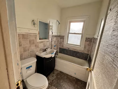 Bath - 1341 W 112th Pl, Chicago, IL 60643 photo 1 of 2