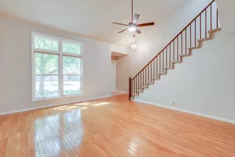 Living - 412 Jay Dr, Mount Vernon, IL 62864 photo 2 of 7