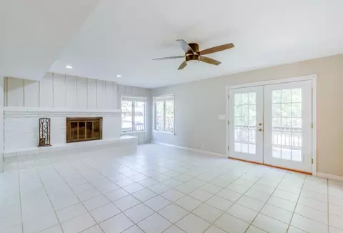 Living - 412 Jay Dr, Mount Vernon, IL 62864 photo 4 of 7