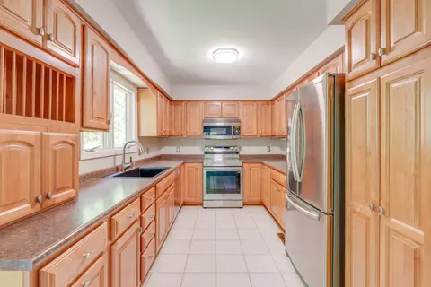 Kitchen - 412 Jay Dr, Mount Vernon, IL 62864 photo 2 of 4
