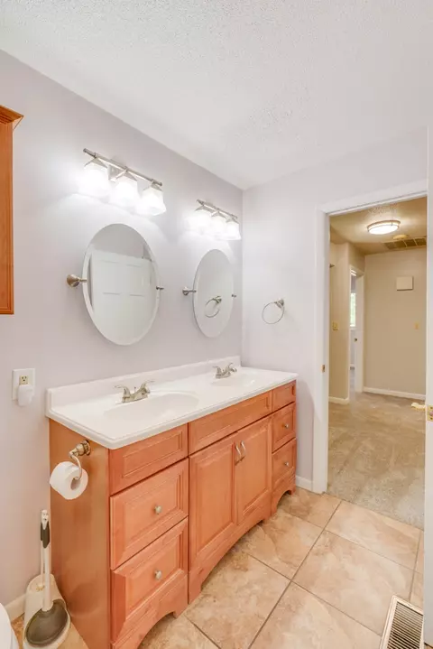 Bath - 412 Jay Dr, Mount Vernon, IL 62864 photo 2 of 6