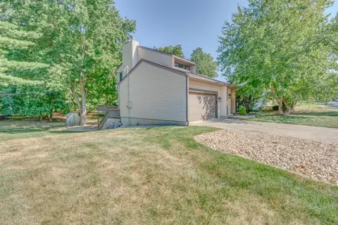 Exterior - 412 Jay Dr, Mount Vernon, IL 62864 photo 4 of 15