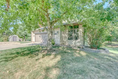 Exterior - 412 Jay Dr, Mount Vernon, IL 62864 photo 2 of 15