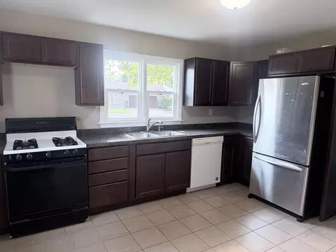 Kitchen - 1330 Lennington Cir, Kankakee, IL 60901 photo 1 of 1