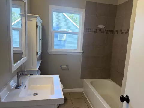 Bath - 1330 Lennington Cir, Kankakee, IL 60901 photo 1 of 1