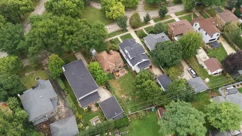 View/Area - 390 Bartram Rd, Riverside, IL 60546 photo 2 of 4