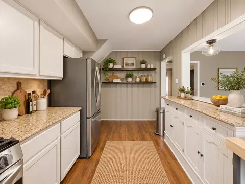 Kitchen - 390 Bartram Rd, Riverside, IL 60546 photo 2 of 4