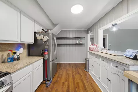 Kitchen - 390 Bartram Rd, Riverside, IL 60546 photo 3 of 4