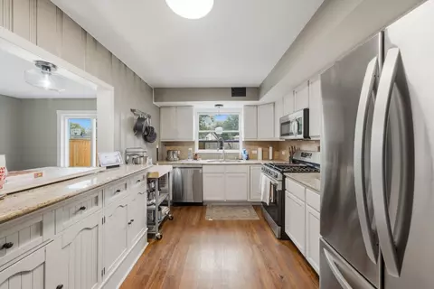 Kitchen - 390 Bartram Rd, Riverside, IL 60546 photo 4 of 4