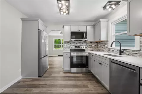 Kitchen - 28622 W Edgewood Ave, Cary, IL 60013 photo 4 of 5