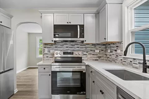 Kitchen - 28622 W Edgewood Ave, Cary, IL 60013 photo 2 of 5