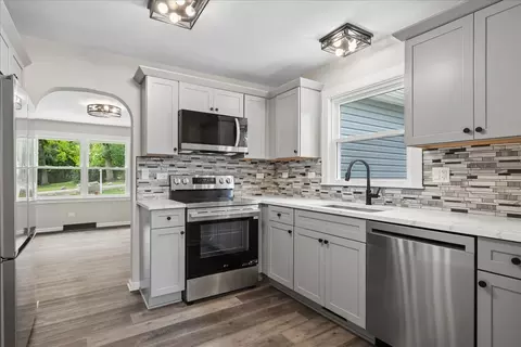 Kitchen - 28622 W Edgewood Ave, Cary, IL 60013 photo 3 of 5