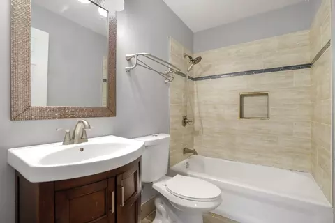 Bath - 17817 Stonebridge Dr, Hazel Crest, IL 60429 photo 2 of 3