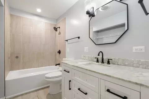 Bath - 17817 Stonebridge Dr, Hazel Crest, IL 60429 photo 3 of 3