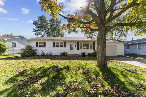 586 33rd Ave, East Moline, IL 61244