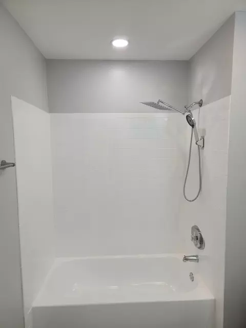Bath - 1350 S Lorraine Rd #E, Wheaton, IL 60189 photo 3 of 3