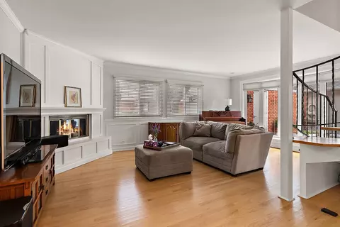 Living - 4 Harrogate On Oxford, Rolling Meadows, IL 60008 photo 1 of 2