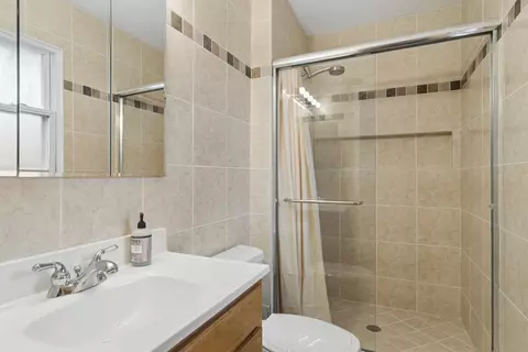 Bath - 1120 Valley Stream Dr, Wheeling, IL 60090 photo 2 of 4