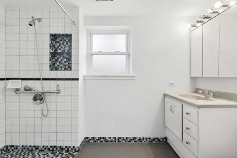 Bath - 1120 Valley Stream Dr, Wheeling, IL 60090 photo 3 of 4