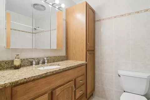 Bath - 1120 Valley Stream Dr, Wheeling, IL 60090 photo 1 of 4