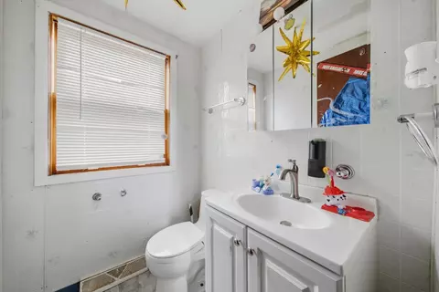 Bath - 731 E 88th Pl, Chicago, IL 60619 photo 1 of 3