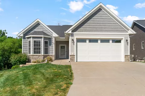 1600 Irish Woods Cir, Davenport, IA 52807