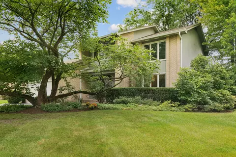 1310 Hidden Lake Dr, Buffalo Grove, IL 60089