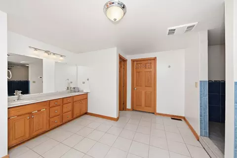 Bath - 7211 Stickney Ave, Bridgeview, IL 60455 photo 4 of 4