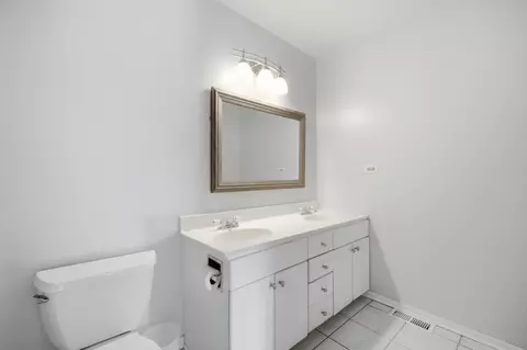 Bath - 1645 Timber Trl #D, Wheaton, IL 60189 photo 1 of 2