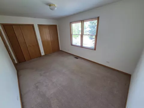 Bedroom - 2103 E Seminole Ln, Mount Prospect, IL 60056 photo 4 of 5