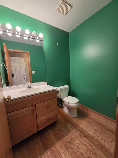 Bath - 2103 E Seminole Ln, Mount Prospect, IL 60056 photo 1 of 4