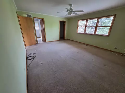 Bedroom - 2103 E Seminole Ln, Mount Prospect, IL 60056 photo 2 of 5